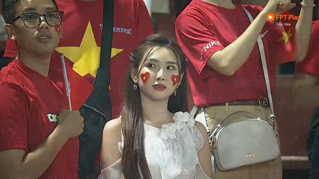 TikToker Thanh Mèo thu hút chú ý trên khán đài chung kết AFF Cup 2022 - Ảnh 3.