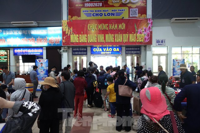 Trưa 25 tháng Chạp, ga Sài Gòn chật ních hành khách về quê đón Tết - Ảnh 8.