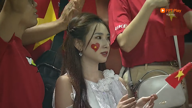 TikToker Thanh Mèo thu hút chú ý trên khán đài chung kết AFF Cup 2022 - Ảnh 2.