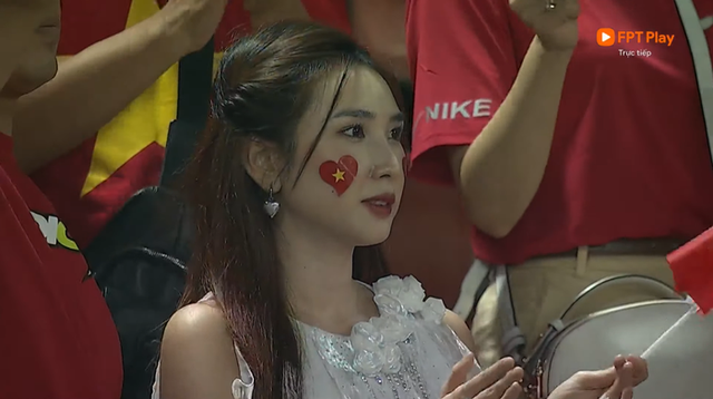 TikToker Thanh Mèo thu hút chú ý trên khán đài chung kết AFF Cup 2022 - Ảnh 1.