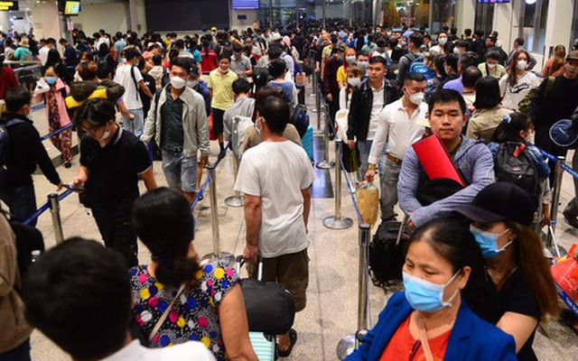 Sân bay Tân Sơn Nhất đã vào cao điểm, đông đúc dịp cuối năm - Ảnh: QUANG ĐỊNH
