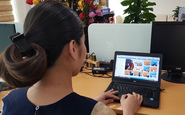 Theo điều tra, khảo sát của Bộ Công Thương, doanh thu thương mại điện tử bán lẻ tại Việt Nam tăng trưởng 20% so với năm 2021, đạt 16,4 tỷ USD, chiếm 7,5% doanh thu bán lẻ hàng hóa, dịch vụ tiêu dùng cả nước. Ảnh tư liệu: Hoàng Tuyết /Báo Tin tức