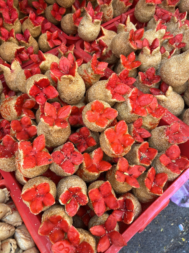 Vòng quanh chợ Phùng Hưng, tròn mắt với vô vàn món bánh truyền thống của người Hoa dịp Tết Nguyên đán - Ảnh 6.