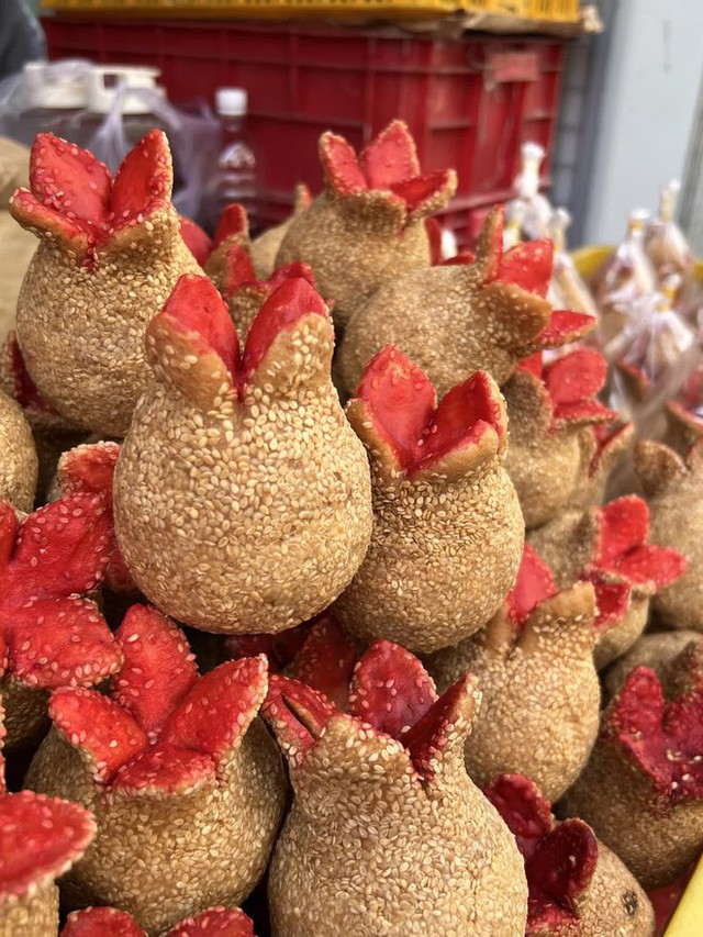 Vòng quanh chợ Phùng Hưng, tròn mắt với vô vàn món bánh truyền thống của người Hoa dịp Tết Nguyên đán - Ảnh 4.