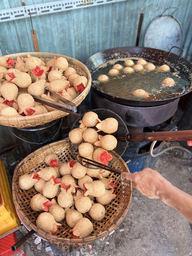 Vòng quanh chợ Phùng Hưng, tròn mắt với vô vàn món bánh truyền thống của người Hoa dịp Tết Nguyên đán - Ảnh 3.