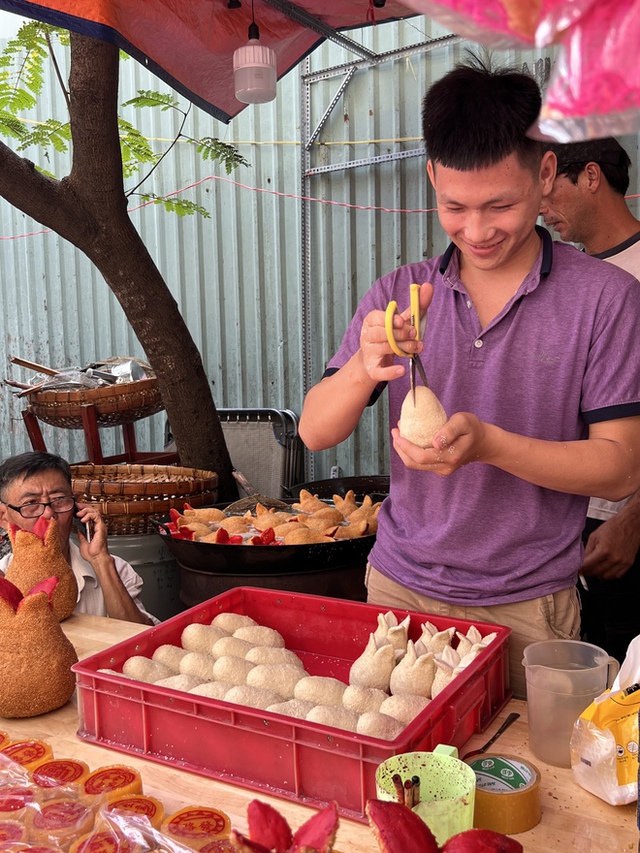 Vòng quanh chợ Phùng Hưng, tròn mắt với vô vàn món bánh truyền thống của người Hoa dịp Tết Nguyên đán - Ảnh 2.