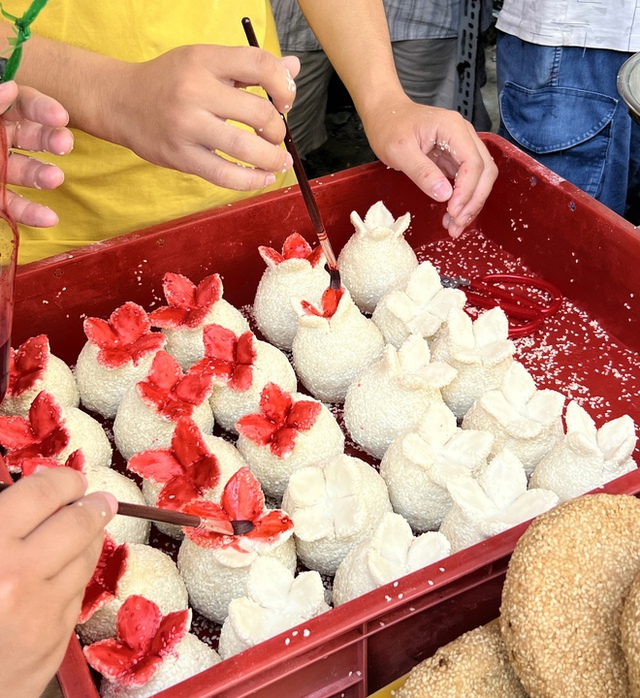 Vòng quanh chợ Phùng Hưng, tròn mắt với vô vàn món bánh truyền thống của người Hoa dịp Tết Nguyên đán - Ảnh 1.