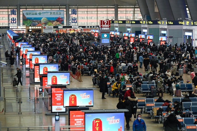 Cao điểm xuân vận ở Trung Quốc: Nhà ga, sân bay, bến xe đông nghẹt - Ảnh 3.