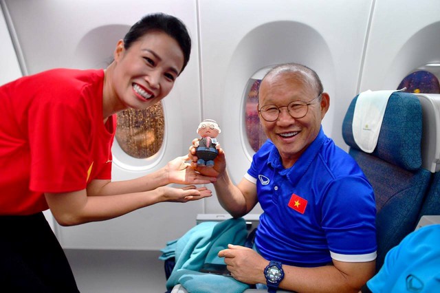 Vietnam Airlines tặng vợ chồng HLV Park Hang Seo vé bay Thương gia giữa Hàn Quốc - Việt Nam trọn đời, không giới hạn số lần - Ảnh 1.
