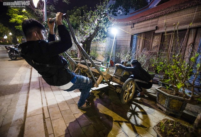 Tiểu thương trùm chẩm thực dưới trời rét buốt, thấp thỏm trbà cỏ cảnh qua đêm - Ảnh 11.