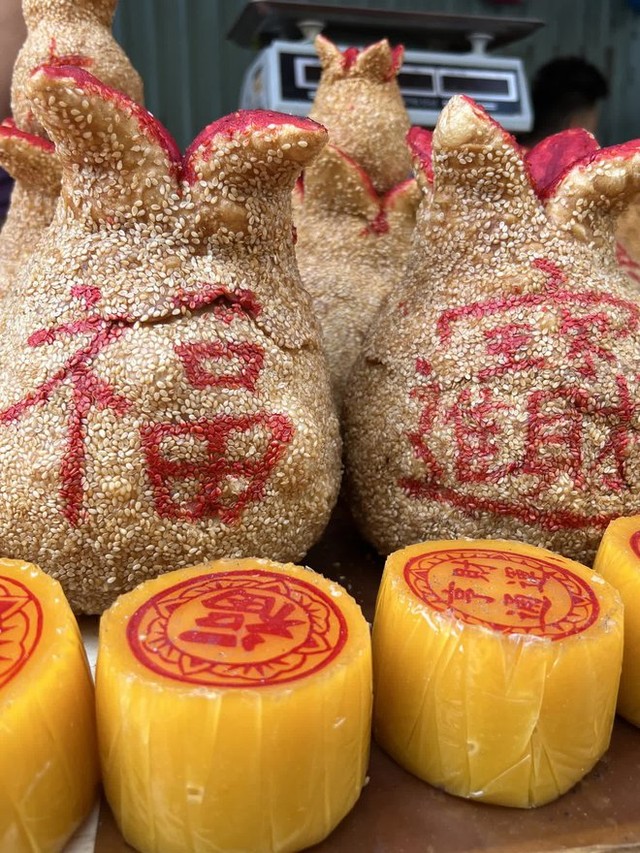 Vòng quanh chợ Phùng Hưng, tròn mắt với vô vàn món bánh truyền thống của người Hoa dịp Tết Nguyên đán - Ảnh 11.