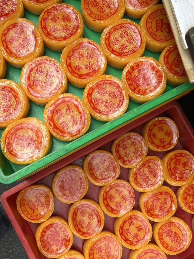 Vòng quanh chợ Phùng Hưng, tròn mắt với vô vàn món bánh truyền thống của người Hoa dịp Tết Nguyên đán - Ảnh 10.