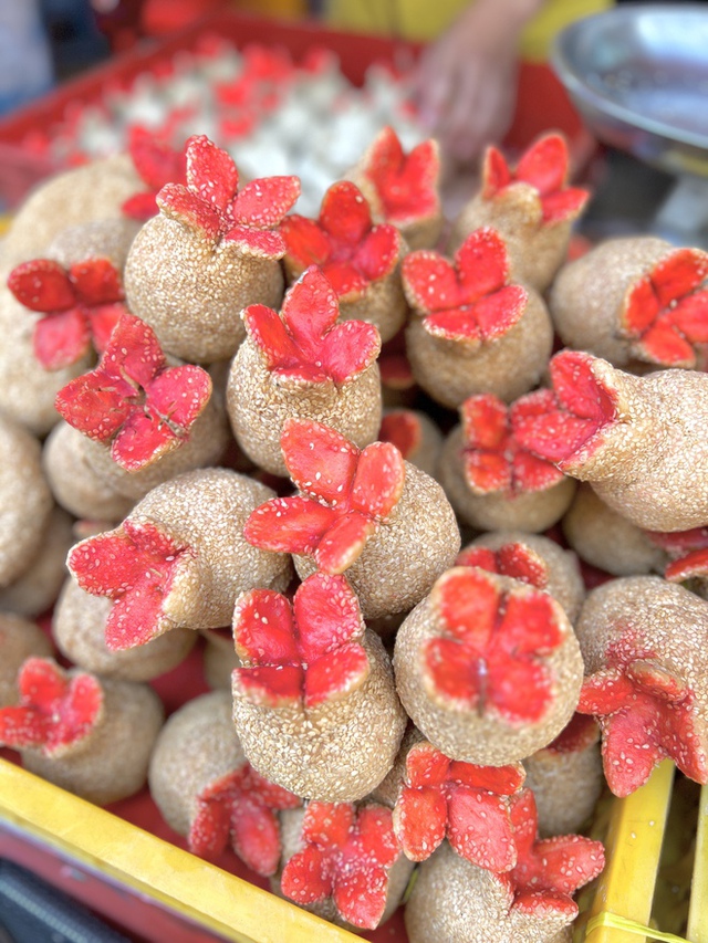 Vòng quanh chợ Phùng Hưng, tròn mắt với vô vàn món bánh truyền thống của người Hoa dịp Tết Nguyên đán - Ảnh 7.