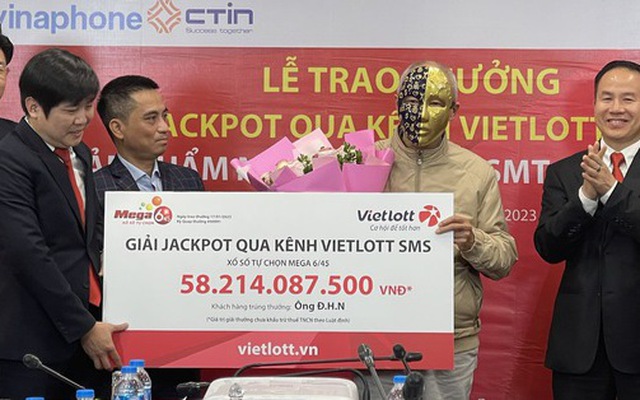 Ngày 17-1, Vietlott đã trao thưởng giải Jackpot vé số Vietlott hơn 58 tỉ đồng cho ông Đ.H.N. ở Hà Nội - Ảnh L.THANH