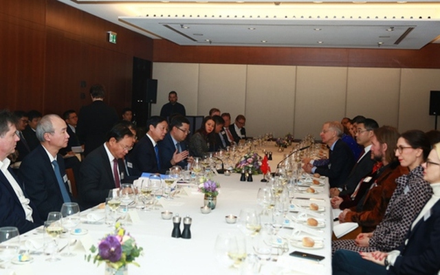 Phó Thủ tướng Chính phủ Trần Hồng Hà tham dự cuộc đối thoại với các tập đoàn, quỹ đầu tư về chuyển đổi số, khởi nghiệp sáng tạo, tài chính xanh và phát triển bền vững - Ảnh: VGP/Hải Minh