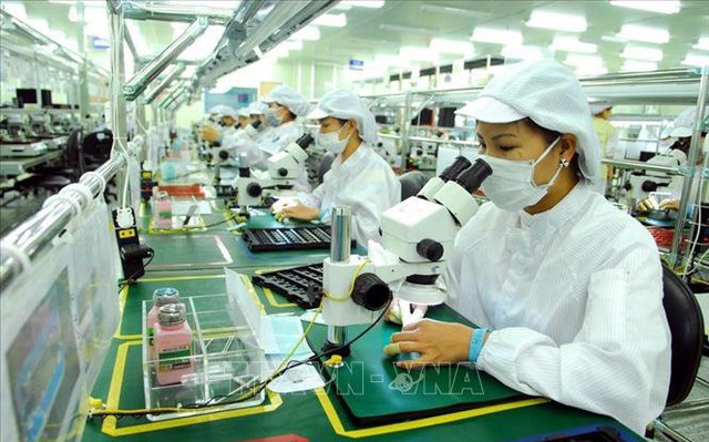 Sản xuất linh kiện điện tử tại Công ty TNHH Doosung Tech Viet Nam (100% vốn đầu tư của Hàn Quốc), ở Khu công nghiệp Lương Sơn (Hòa Bình). Ảnh (tư liệu) minh họa: Danh Lam/TTXVN