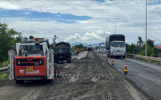 Các đơn vị triển khai thi công sửa chữa hư hỏng trên Quốc lộ 1 đoạn qua tỉnh Phú Yên. Ảnh tư liệu: Tường Quân/TTXVN