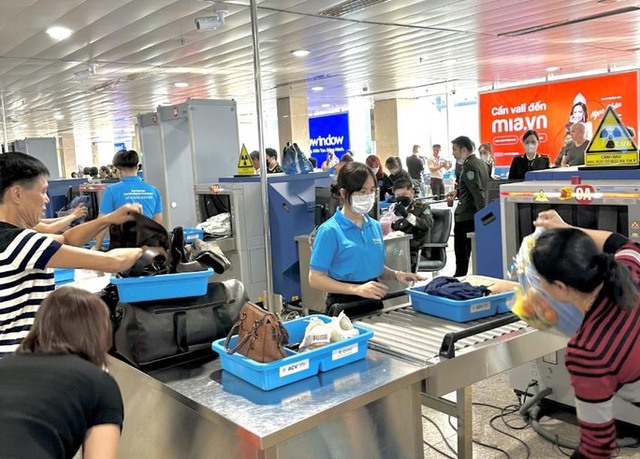 Sân bay Tân Sơn Nhất đón khách đông kỷ lục, nhiều người chọn bay đêm - Ảnh 1.
