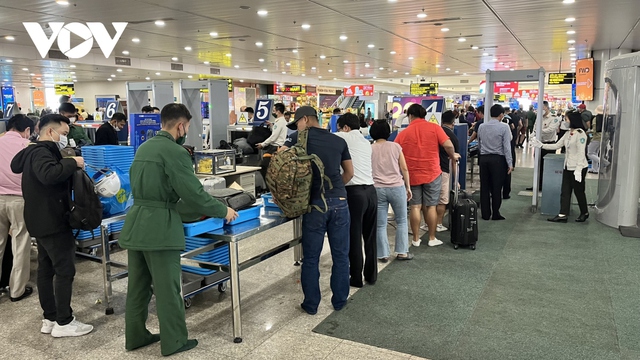 Hơn 75.000 lượt khách qua sân bay Nội Bài trong ngày 26 Tết - Ảnh 4.