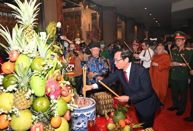 Lãnh đạo TPHCM dâng cúng bánh tét lên Quốc tổ Hùng Vương - Ảnh 2.