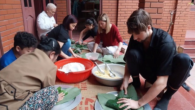 Đại sứ quán Canada tại Việt Nam tổ chức gói bánh chưng đón tết - Ảnh 2.