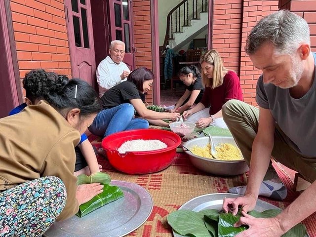 Đại sứ quán Canada tại Việt Nam tổ chức gói bánh chưng đón tết - Ảnh 1.