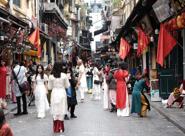 Old New Year spaces in Hanoi are sought after by young people: Not only virtual living, but also nostalgia for a time of grandparents - Photo 19.