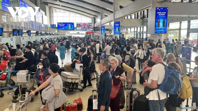 Hơn 75.000 lượt khách qua sân bay Nội Bài trong ngày 26 Tết - Ảnh 9.