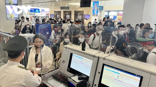 Hơn 75.000 lượt khách qua sân bay Nội Bài trong ngày 26 Tết - Ảnh 8.