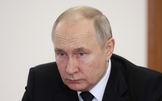 Tổng thống Nga Vladimir Putin ký sắc lệnh cho phép doanh nghiệp Nga bỏ qua phiếu bầu của cổ đông đến từ các nước "kém thân thiện" trong quá trình ra quyết định, ngày 17-1 - Ảnh: REUTERS