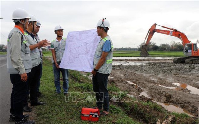 Các đơn vị thi công và tư vấn giám sát luôn có mặt trên công trường để theo dõi tiến độ và chất lượng công trình. Ảnh: Xuân Triệu/TTXVN