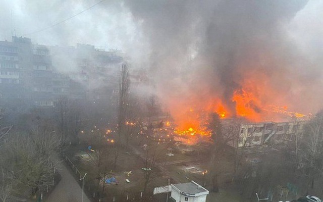 Ảnh chụp lan truyền trên mạng xã hội về vụ trực thăng rơi gần nhà trẻ ở thành phố Brovary, ngoại ô Kiev ngày 18-1 - Ảnh: Twitter