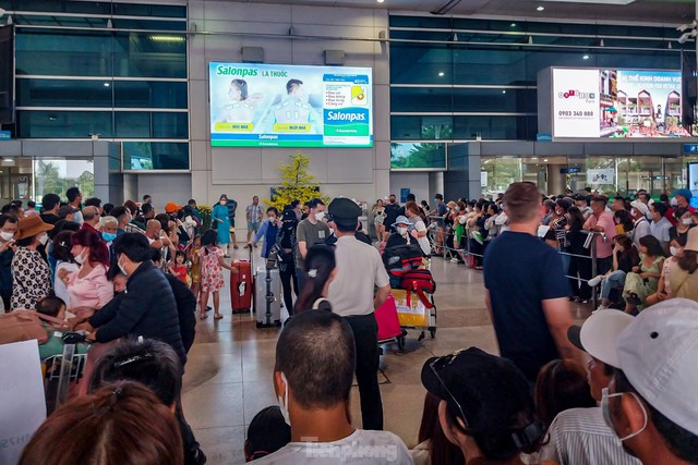 Sân bay Tân Sơn Nhất đông nghịt người đón Việt kiều - Ảnh 11.