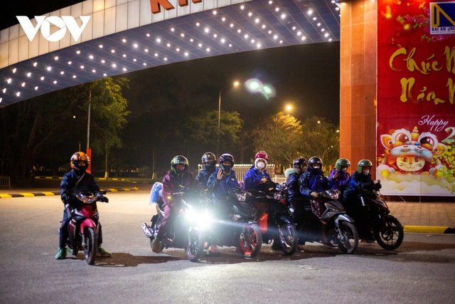 Những đoàn người xuyên đêm chạy xe máy về quê đón Tết - Ảnh 16.