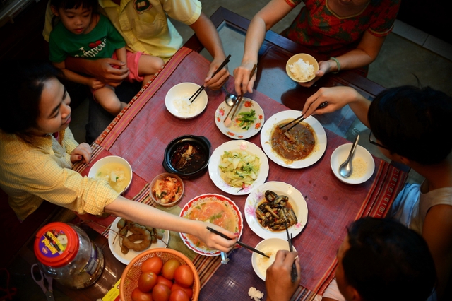 Ngày Tết đưa con tham gia tiệc tùng, cha mẹ lưu ý 15 quy tắc sau để tránh rơi vào cảnh “muối mặt” - Ảnh 1.