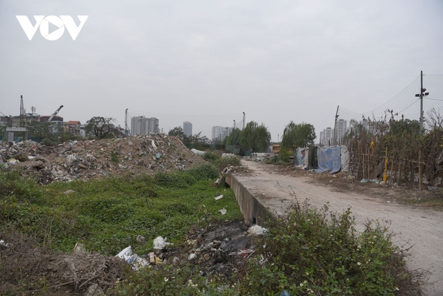 Công trường bỏ hoang ở Hà Nội mất an toàn, ô nhiễm môi trường trong dịp Tết - Ảnh 3.