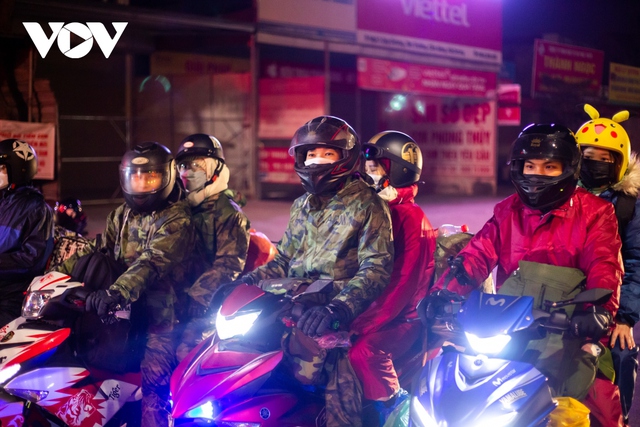 Những đoàn người xuyên đêm chạy xe máy về quê đón Tết - Ảnh 7.