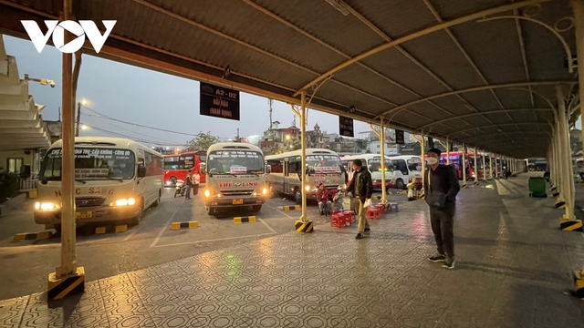 Bến xe ở Hà Nội thưa thớt khách ngày cận Tết, xe xuất bến với 2-3 khách - Ảnh 8.