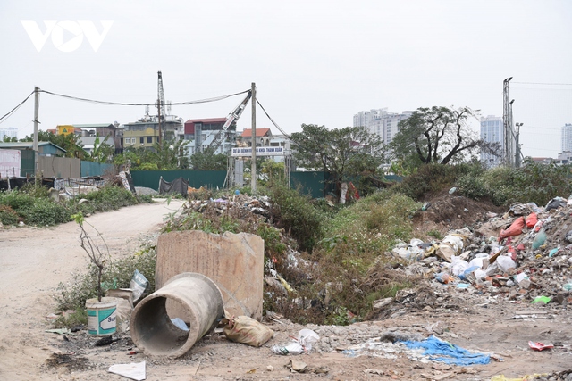 Công trường bỏ hoang ở Hà Nội mất an toàn, ô nhiễm môi trường trong dịp Tết - Ảnh 2.
