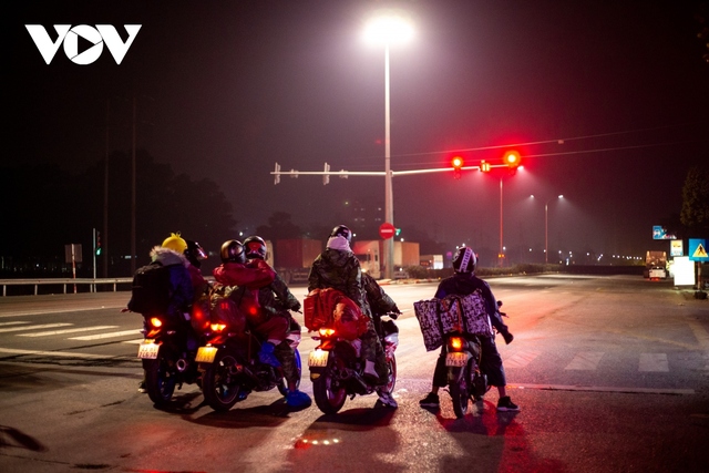 Những đoàn người xuyên đêm chạy xe máy về quê đón Tết - Ảnh 6.