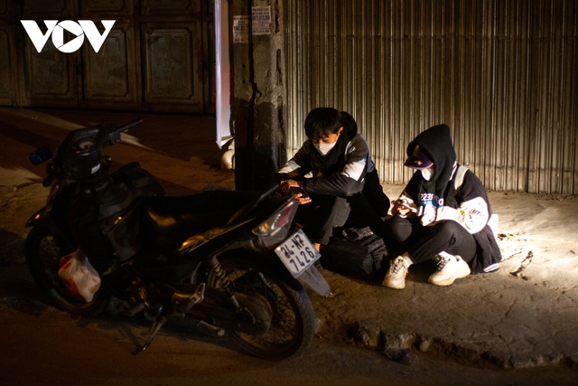 Những đoàn người xuyên đêm chạy xe máy về quê đón Tết - Ảnh 4.