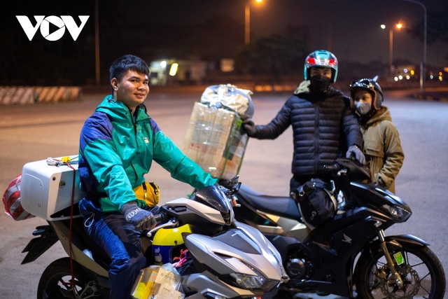 Những đoàn người xuyên đêm chạy xe máy về quê đón Tết - Ảnh 2.