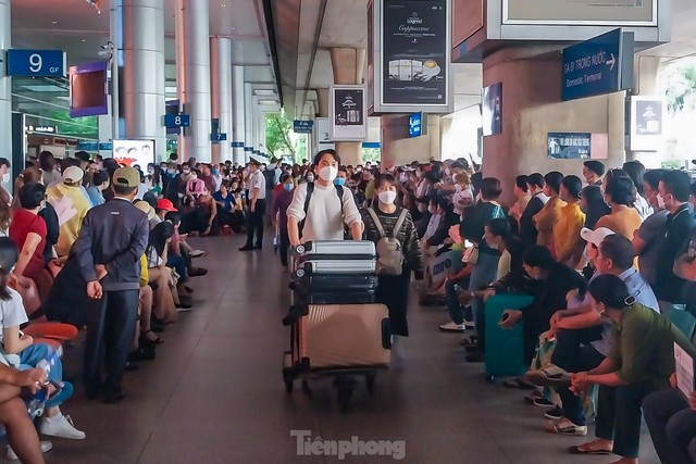 Sân bay Tân Sơn Nhất đông nghịt người đón Việt kiều - Ảnh 10.
