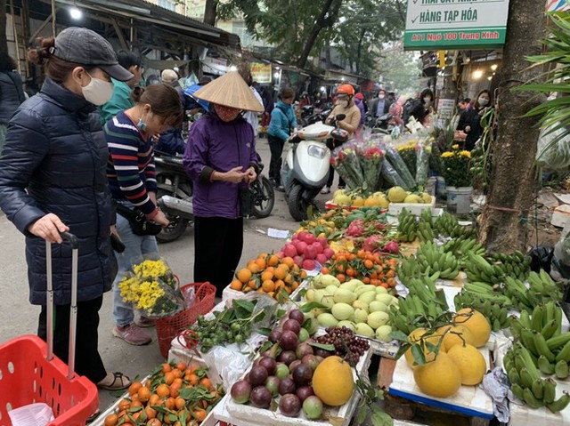 Giá thực phẩm, hàng hóa đắt khét’ vẫn cháy hàng sáng 28 Tết - Ảnh 3.