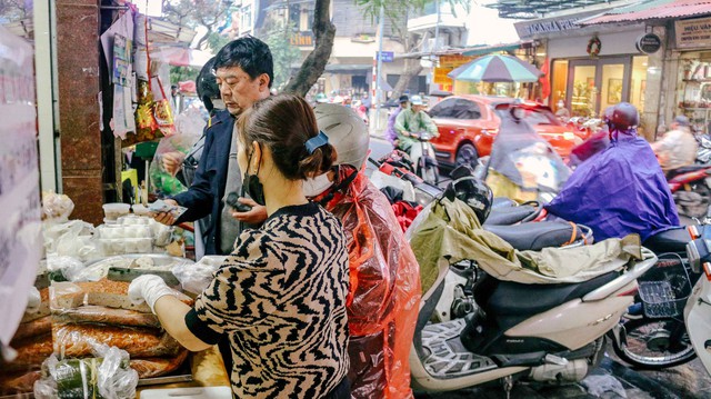 Hàng giò chả 30 năm không dành cho người bận rộn, khách đội mưa xếp hàng nườm nượp - Ảnh 11.