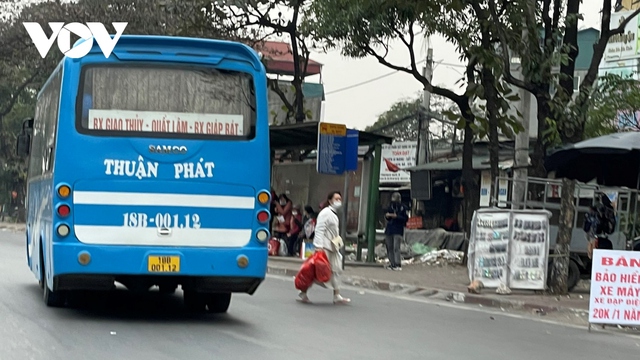 Bến xe ở Hà Nội thưa thớt khách ngày cận Tết, xe xuất bến với 2-3 khách - Ảnh 16.