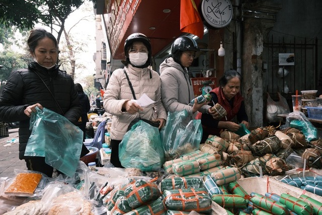  Cập nhật 28 Tết: Người dân Hà Nội đổ xô đi mua bánh chưng, giò chả, nhiều nơi xếp hàng đông nghịt  - Ảnh 17.