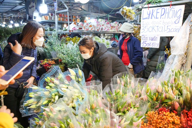 Đêm không ngủ ở chợ hoa lớn nhất Hà Nội giáp Tết - Ảnh 8.
