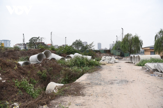 Công trường bỏ hoang ở Hà Nội mất an toàn, ô nhiễm môi trường trong dịp Tết - Ảnh 6.