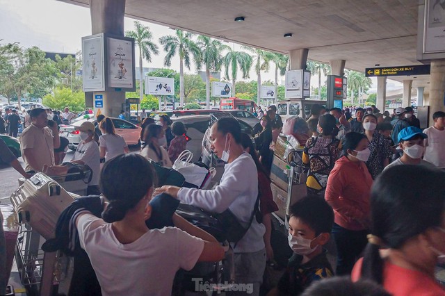Sân bay Tân Sơn Nhất đông nghịt người đón Việt kiều - Ảnh 5.